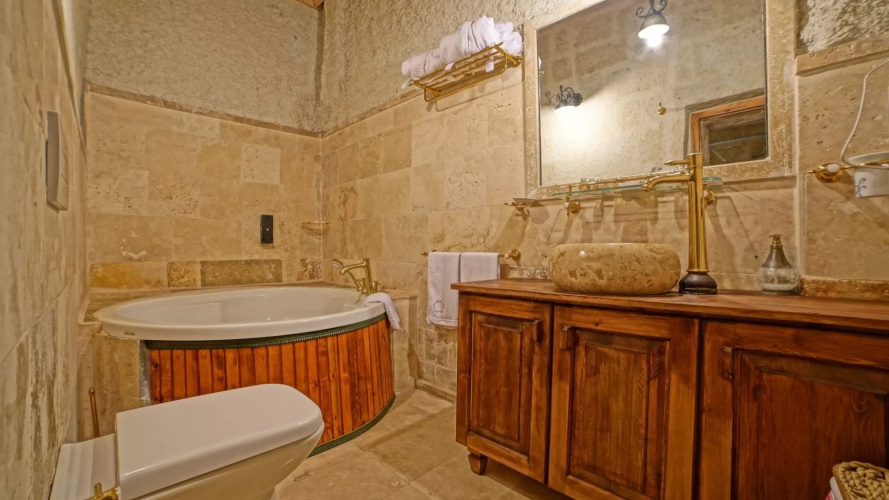 Explorer Cave Hotel