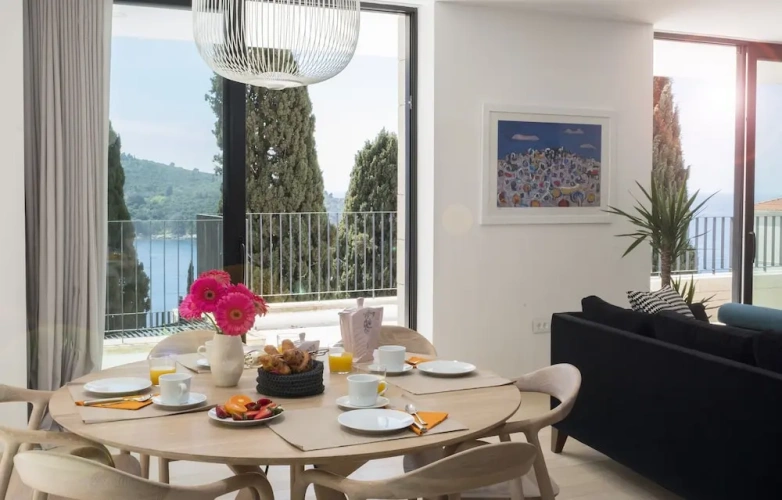 2 Bedrooms Luxury Apartment with sea view