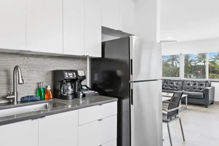 Unique Retreat - Unit D: Cool 2nd-floor Retreat