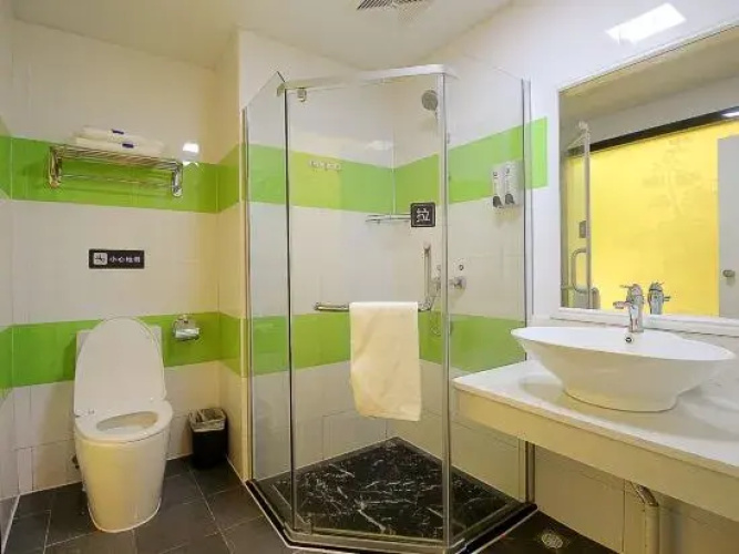 7Days Inn Chain Hotel (Haikou Industrial and Commercial College Binjiang Road)