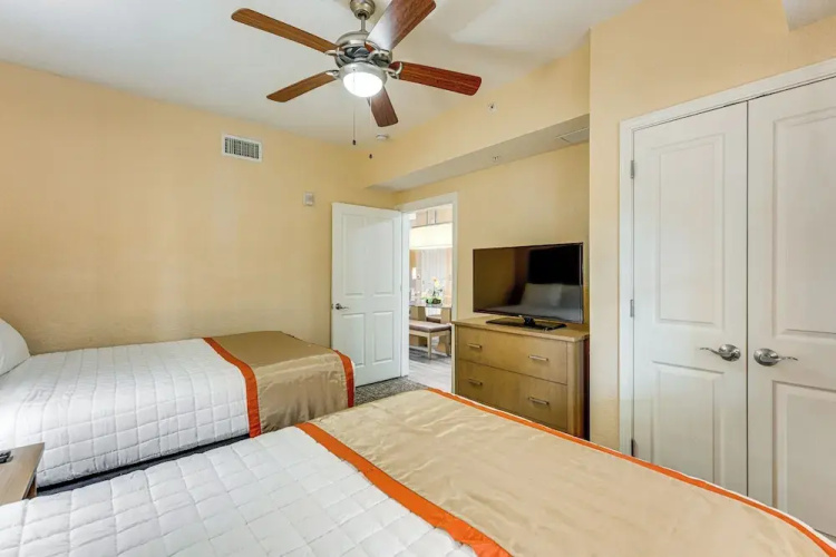 Poolside Bliss & Theme Park Thrills: Orlando Oasis