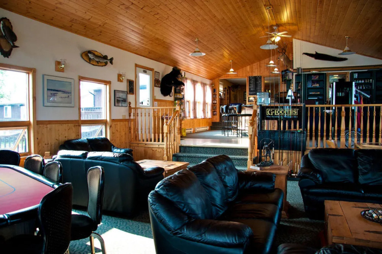 Selwyn Lake Lodge