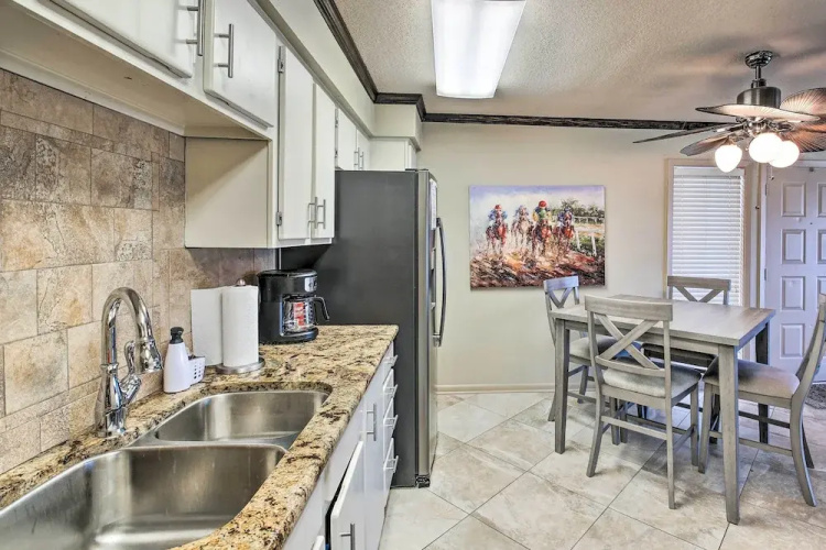 Hot Springs Condo on Lake Hamilton w/ Balcony!