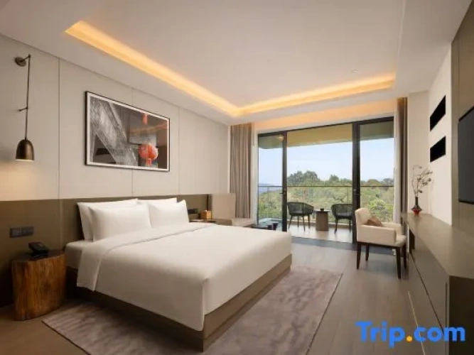 Suite with lake view