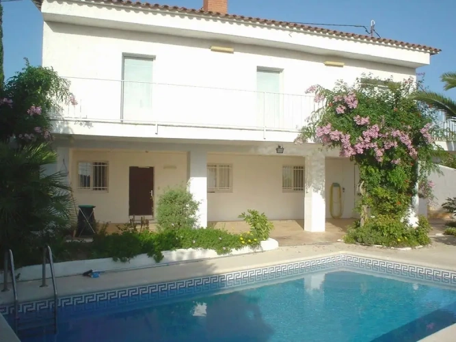 5 Bedrooms Villa