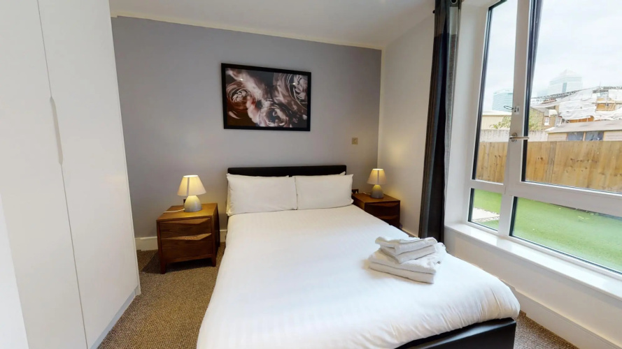 Comfy Two Bedroom One Bath Apartment in Limehouse