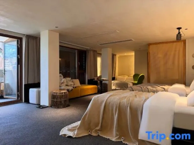 2 Bedrooms Family Suite with balcony