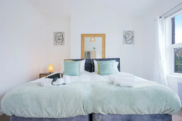 Remarkable 5-bed House in Luton