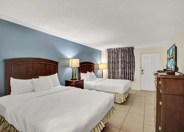 Standard Quadruple room with pool view