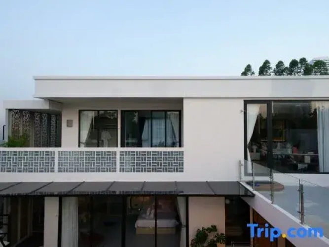 5 Bedrooms Villa