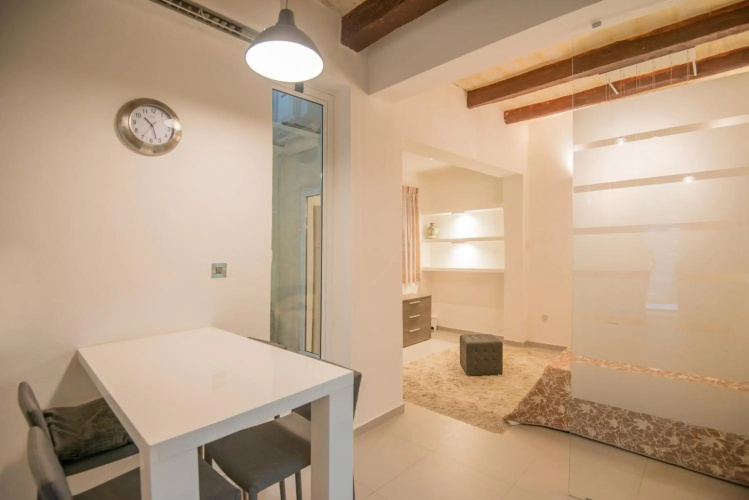 Valletta most central studio apartment 16th-Century building