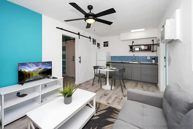 Luna Beach House in Hollywood