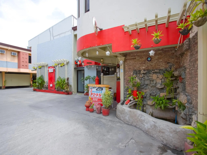OYO 721 Silks Inn