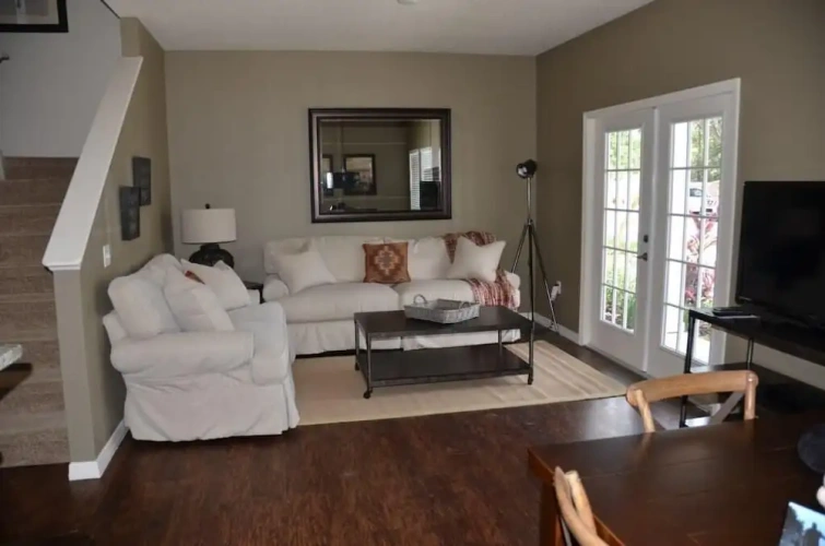 4 Bedrooms Apartment