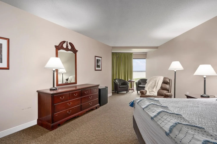 Center Parlor Room at Sandy Cove
