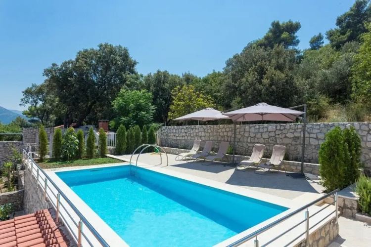 Romantic apartment for 2 with pool and grill