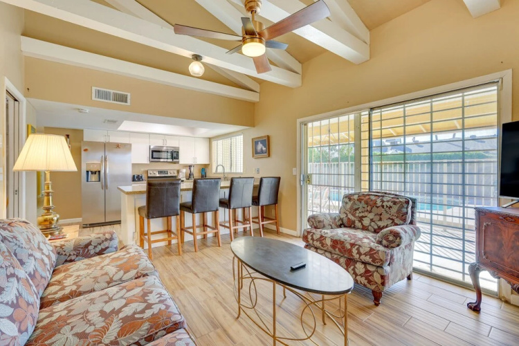 Pool, Patio & Fireplace: Glendale Oasis!