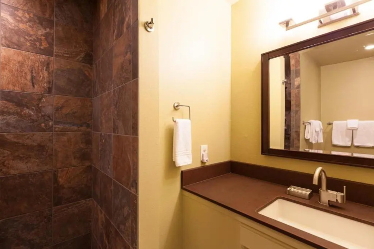 Heartbreak-Rvr/Mt View-4BR/2BA