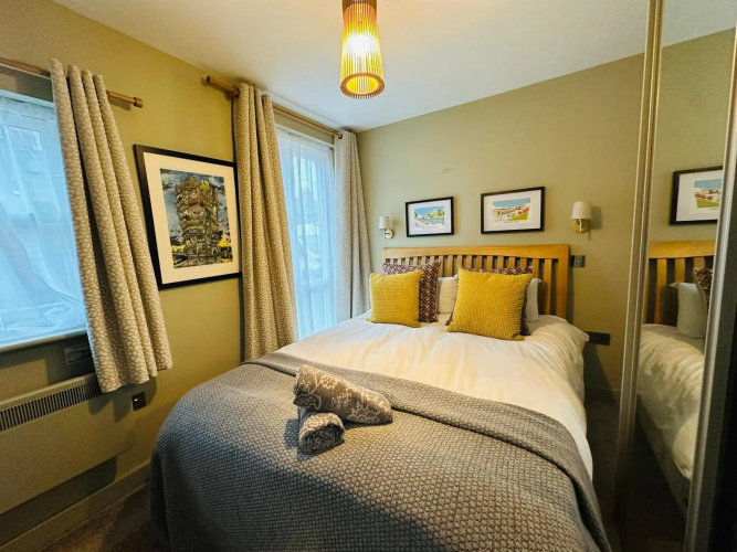 Easy Walk City Centre Flat with Free Parking