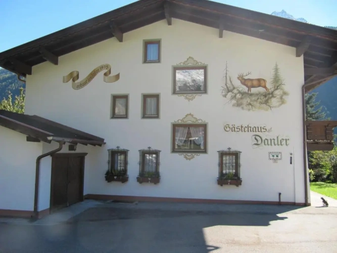 5 Bedrooms Cottage