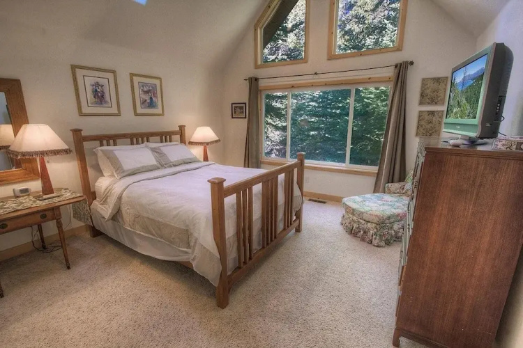 Knotty Pine Retreat 3 Bedroom Home