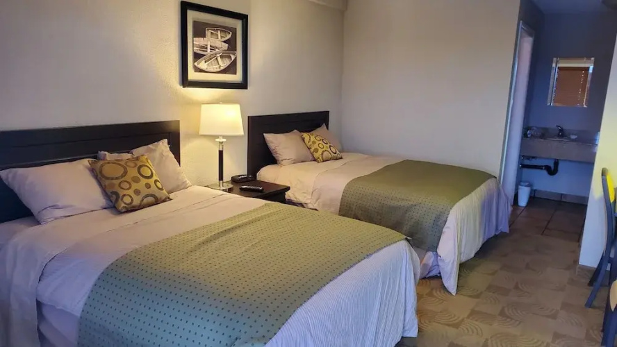 Shoreside Inn & Suites