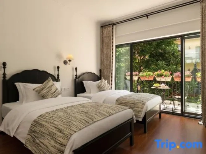 Standard Twin room with courtyard view