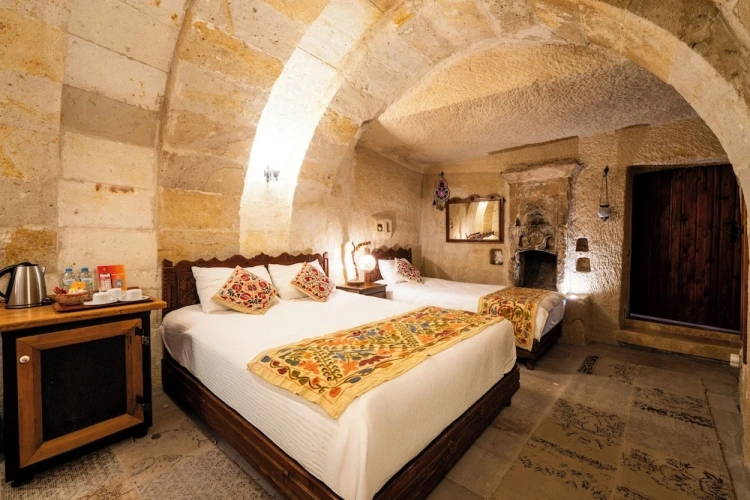 Standard Triple room with courtyard view