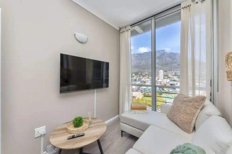 Picturesque 2BD Apartment With Table Mountain View