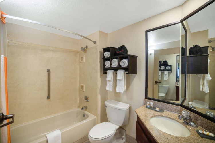 La Quinta Inn & Suites by Wyndham Memphis Airport Graceland photo 10