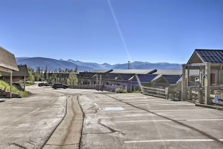 10 Mi to Keystone Slopes: Mtn-view Condo!