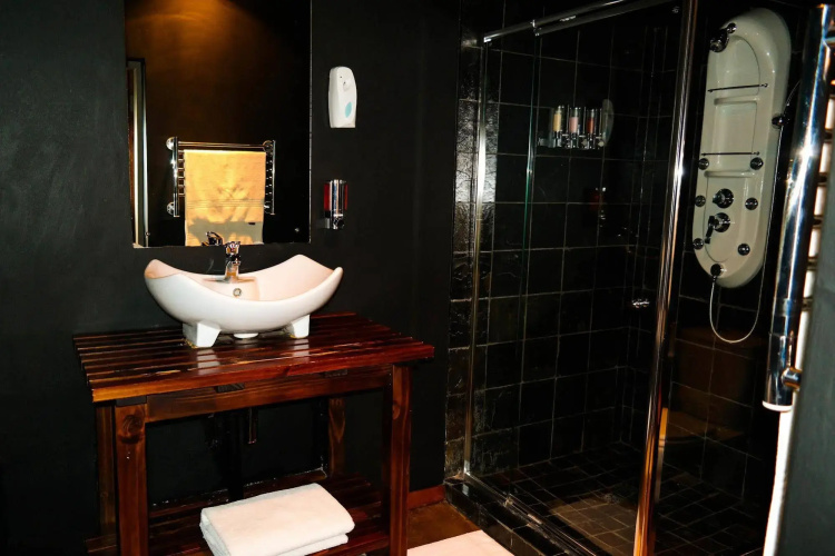 About Guest Lodge
