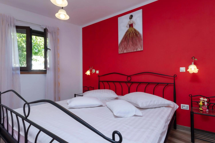 Apartment Red Romantic 2-1