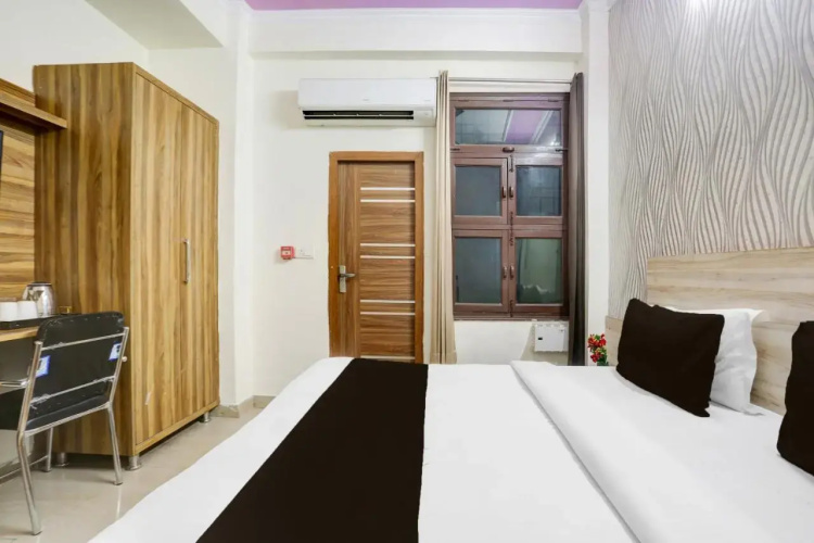 OYO 16721 Divine Hotel