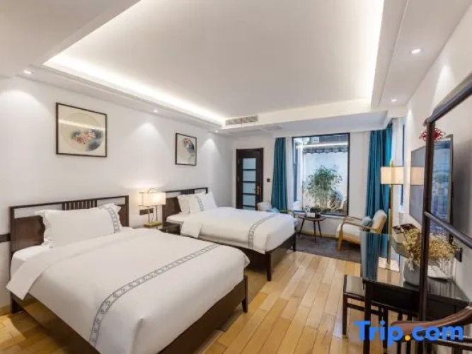 Deluxe Twin room with courtyard view