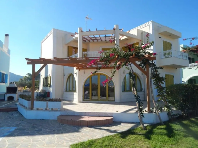 4 Bedrooms Villa