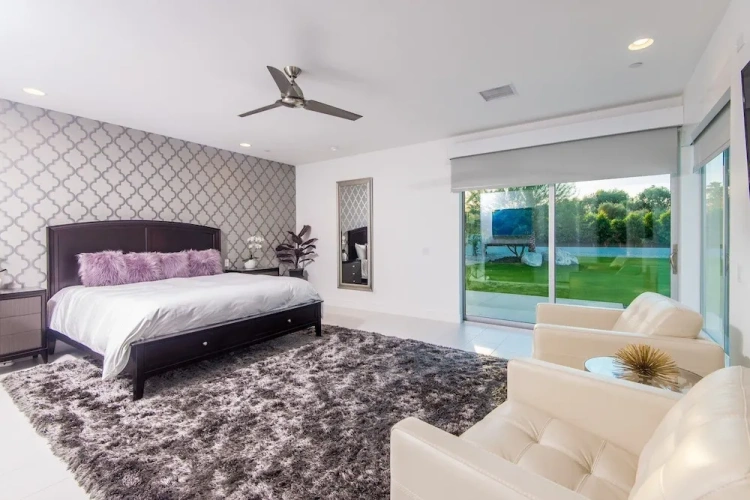 5 Bedrooms Villa
