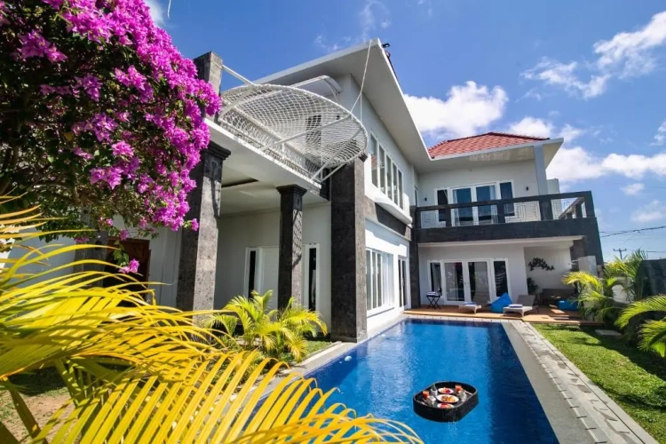 5 Bedrooms Villa