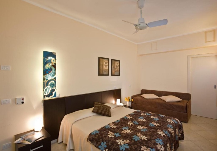 Standard Triple room