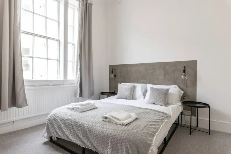 Bright And Elegant 3 Bedroom Seafront Apartment