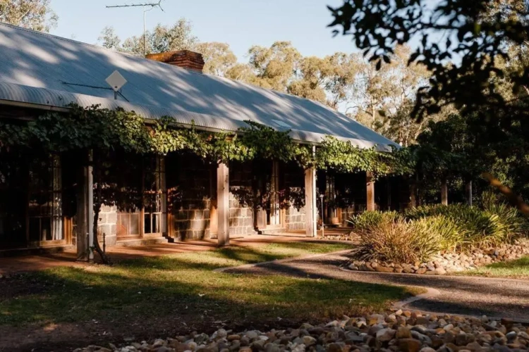 4 Bedrooms Cottage
