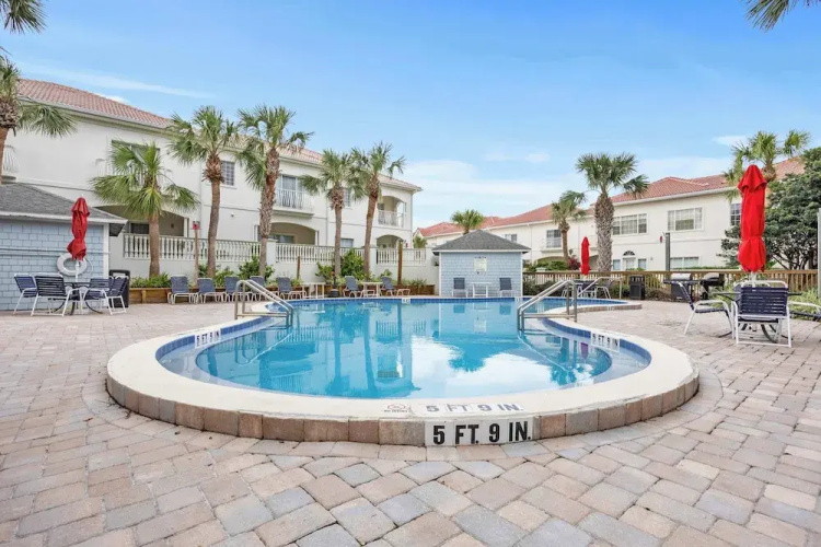 Treetop Beach Condo Sleeps 7!