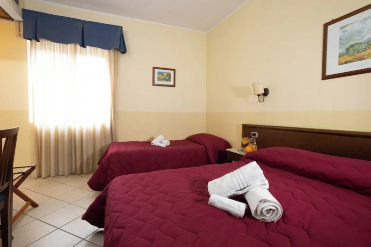 Standard Triple room