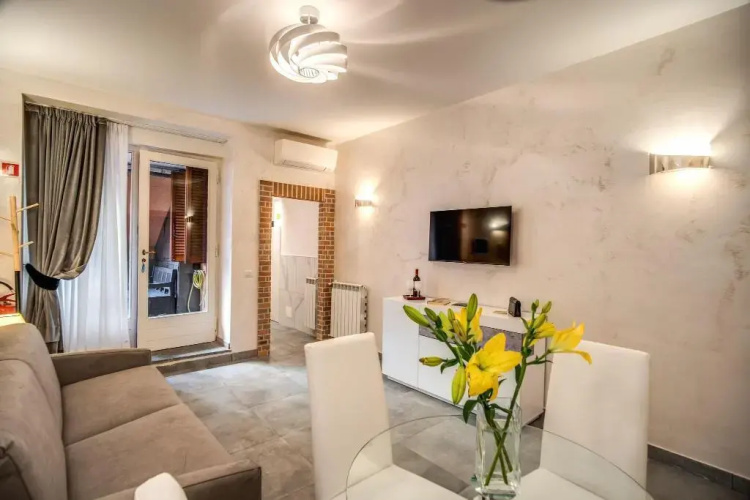 Tritone Top House