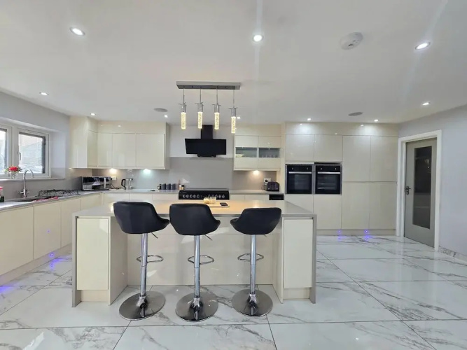 House - Sleeps 16, Parking, Pets Allowed & Jacuzzi