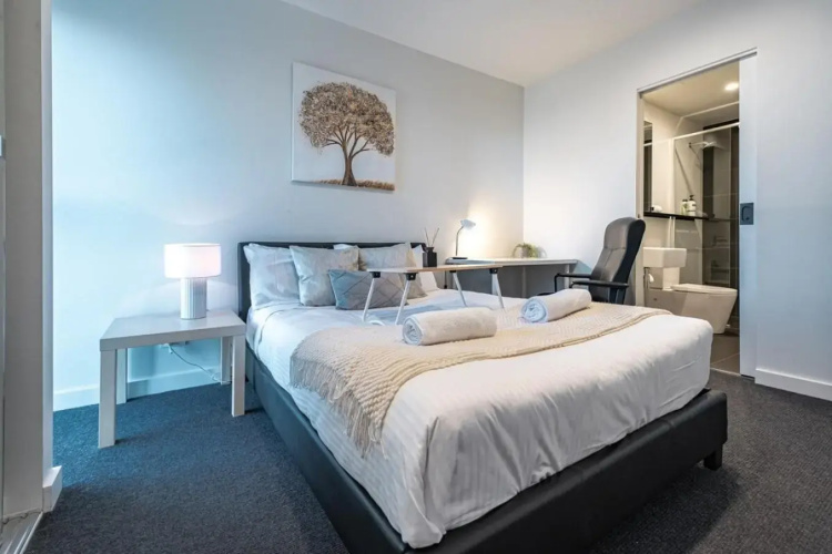St Kilda 2BR2BA +Balcony +view+workstation+ car