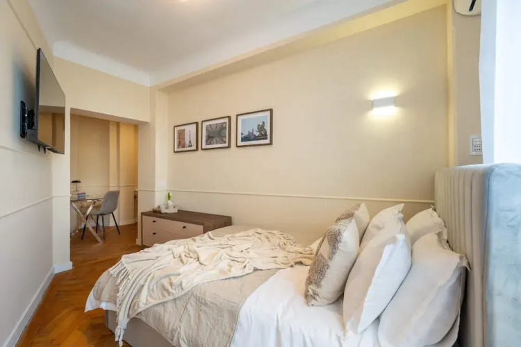 Romanian Athenaeum Flat - Refined 3BR Steps from Calea Victoriei
