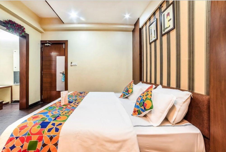 OYO Premium AB Road Bhavarkuan