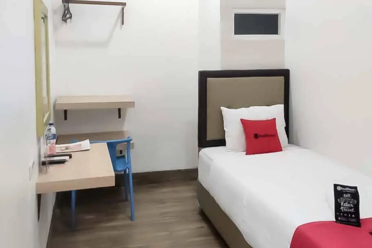 RedDoorz Plus @ Jalan Veteran Palembang