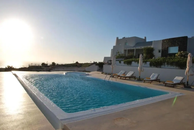 5 Bedrooms Villa